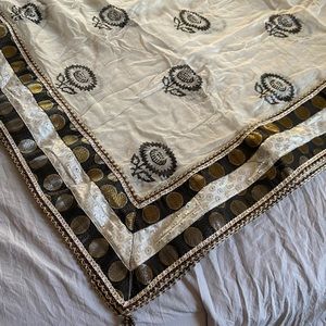 Black and white chunni